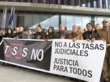 Decenas de abogados se han concentrado en Zaragoza contra las tasas judiciales.