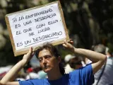 Una pancarta en la que una manifestante muestra su opinión acerca de la privatización de la Sanidad.