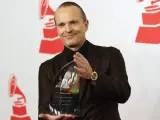 El artista español Miguel Bosé posa con su galardón como Persona del Año 2013 de la Academia Latina de Grabación.