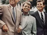 Foto sin fechar, tomada en la ciudad veraniega de Hyannis Port, Massachusetts, que muestra a tres de los miembros más influyentes y carismáticos de la familia Kennedy: los hermanos John F., Robert y Ted (de izquierda a derecha).