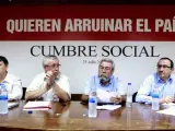 Los secretarios generales de UGT, Cándido Méndez (2 dcha), y CCOO, Ignacio Fernández Toxo (2 izda), durante la constitución de una cumbre social convocada por sus respectivos sindicatos para buscar apoyos frente a los ajustes aprobados por el Gobierno, el 25 de julio de 2012 en Madrid.