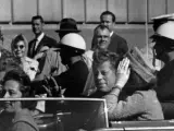 El presidente Kennedy, con su mujer Jacqueline, en Dallas, momentos antes de ser tiroteado.