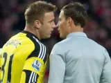 El portero polaco del Southampton, Artur Boruc, dialoga con el árbitro Lee Clattenburg tras su error, que provocó un gol del Arsenal.
