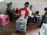 Un hombre se dispone a votar en un centro educativo en la ciudad de Catacamas, al este de Honduras, con motivo de las elecciones generales en ese país.