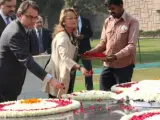 El president de la Generalitat, Artur Mas, junto a su esposa, Helena Rakosnik, haciendo una ofrenda floral en honor a Mahatma Gandhi.