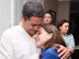 El candidato oficialista de Hondurdas, Juan Orlando Hernández, se abraza a su hija tras proclamarse como vencedor de las elecciones.