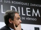 El expresidente de Gobierno José Luis Rodríguez Zapatero, durante la conferencia de prensa que ha ofrecido para presentar su libro 'El dilema'.