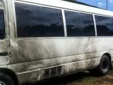 Autobús que llevaba a Capriles y que fue incendiado.