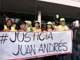 Manifestantes se han concentrado ante la Ciutat de la Justícia para reclamar justicia por la muerte de Juan Andrés Benítez.