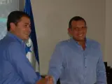 El candidato oficialista Hernández (izquierda), saluda al presidente hondureño (derecha), Porfirio Lobo.