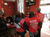 Trabajadores de Canal Nou han seguido el debate y votación sobre el cierre de RTVV en cafeterías y bares cercanos al Parlamento valenciano.