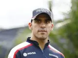 El piloto venezolano de Fórmula 1 Pastor Maldonado, posando antes de un Gran Premio.