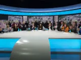 Trabajadores de Radio Televisión Valenciana (RTVV), en el plató de informativos junto a representantes de los partidos de la oposición y la presidenta de la Asociación Victimas del Metro, Beatriz garrote (sexta por la derecha), a la espera de que se produzca la suspensión de la señal de Canal 9.