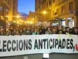 Cabecera de la manifestación celebrada en Valencia en contra del cierre de la Radiotelevisión Valenciana, cuya pancarta pide la dimisión de Fabra.