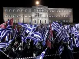 Unas 3.000 personas, según la Policía griega, se concentraron ante el Parlamento de Atenas para exigir la liberación de los líderes del partido neonazi Amanecer Dorado.