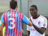Imagen del partido Catania-Milan, en la que el milanista Mario Balotelli acusa a Nicolas Spolli de haberle llamado "negro de mierda".