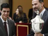 Joel González recoge del Príncipe Felipe el trofeo que le distingue como el Premio Nacional del Deporte 2012 en categoría masculina.