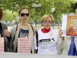 Miembros de la asociación SOS Bebés Robados de Madrid durante una manifestación.