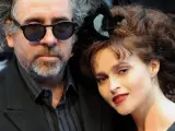 Tim Burton y su esposa y actriz Helena Bonham Carter, en Londres.