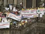 Un momento de la concentración protagonizada por afectados por la comercialización de preferentes de las distintas plataformas comarcales gallegas, en la compostelana plaza del Obradoiro.