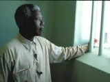 Nelson Mandela, todavía preso, en 1990, poco antes de ser liberado. En 1994, Mandela ganó las elecciones de su país y se convirtió en el primer presidente negro de Sudáfrica.