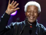 El expresidente de Sudáfrica Nelson Mandela, en una fotografía tomada el 2 de julio de 2005 en un concierto para recaudar fondos contra la pobreza en Johannesburgo.