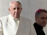 El papa Francisco (i) y el prefecto de la Casa Pontificia, el arzobispo alemán Georg Gänswein (d), durante la audiencia general de los miércoles en la plaza de San Pedro del Vaticano.