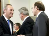 El presidente de la Comunidad Valenciana, Alberto Fabra, saluda al presidente del Senado, Pío García Escudero, durante el acto central de celebración del Día de la Constitución en el Congreso.