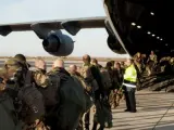 Militares franceses embarcan en un avión militar para dirigirse a Mali. El ministro francés de Exteriores, Laurent Fabius, dijo que el objetivo de la intervención militar francesa es "desplazar a los terroristas para ser sustituidos por las fuerzas africanas".