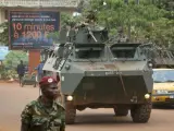 Un tanque francés recorre el centro de Bangui, capital de la República Centroafricana.