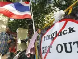 Un manifestante tailandés junto a una pancarta contra la primera ministra del país, Yingluck Shinawatra.