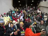 Una multitud de personas entra al Estadio FNB cantando y bailando previo a la ceremonia oficial en memoria del expresidente sudafricano Nelson Mandela, en Johannesburgo (Sudáfrica).