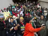 Una multitud de dolientes entra al Estadio FNB cantando y bailando previo a la ceremonia oficial en memoria del expresidente sudafricano Nelson Mandela, en Johannesburgo (Sudáfrica).