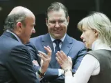 El ministro de Economía y Competitividad español, Luis de Guindos, conversa con los ministros de Finanzas de Suecia, Anders Borg; y de Portugal, Maria Luis Albuquerque, al inicio de una reunión del Ecofin celebrada en Bruselas.