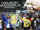 Una pantalla gigante proyecta la imagen del expresidente sudafricano Nelson Mandela durante el multitudinario servicio religioso oficial celebrado en su honor en el estadio FNB de Soweto, en Johannesburgo (Sudáfrica).