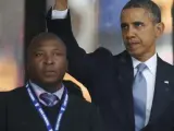 Thamsanqa Jantjie, el intérprete de lengua de signos que trabajó en el funeral de Mandela, con el presidente de EE UU, Barack Obama, detrás.