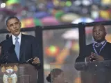 El intérprete de signos Thamsanqa Jantjie durante la intervención del presidente estadounidense, Barack Obama (izq), en la ceremonia en memoria del fallecido expresidente sudafricano Nelson Mandela.
