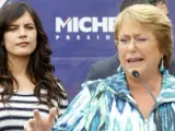 La candidata presidencial por la Nueva Mayoría, Michelle Bachelet (d), habla delante de la diputada electa, Camila Vallejo (i), en un acto de campaña en Santiago de Chile.