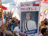 Simpatizantes de la candidata presidencial de la Nueva Mayoría, Michelle Bachelet, celebran su triunfo en Santiago de Chile.