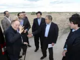 Adelson, durante una visita a los terrenos que Alcorcón ofrecía para Eurovegas.