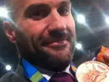Manolo Martínez se fotografía con la medalla de bronce de los Juegos de Atenas en lanzamiento de peso que recibió por el dopaje del ucraniano el ucraniano Yuri Bilonog.