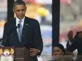 Barack Obama durante su discurso en el funeral de Mandela junto al intérprete.