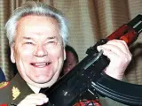 Fotografía de archivo del 20 de febrero de 1997 del diseñador de armas ruso Mijail Kaláshnikov, mostrando su fusil AK-47, durante la celebración del 50 aniversario de la primera versión del fusil.