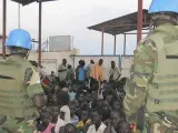 Imagen difundida por la Misión de las Naciones Unidas en la que dos cascos azules supervisan un grupo de refugiados en la República de Sudán del Sur.