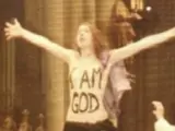 Una joven activista de Femen protesta semidesnuda contra el aborto en la catedral de Colonia, Alemania.