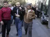 Dos policías retienen a un simpatizante de los Hermanos Musulmanes en El Cairo, Egipto.