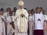 El cardenal arzobispo de Madrid, Antonio María Rouco Varela, oficia la Eucaristía, que constituye el acto central de la Fiesta de la Familia.