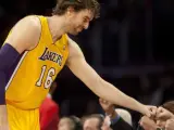 El jugador de Lakers Pau Gasol saluda antes de un partido de la NBA, en el Staples Center de Los Ángeles.