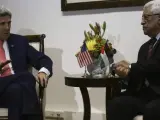 El secretario de Estado estadounidense, John Kerry (i), se reúne con el presidente de la Autoridad Nacional Palestina, Mahmud Abás (d), en la oficina de Abás en la localidad cisjordana de Ramala param mostrarle el acuerdo marco para las negociaciones.