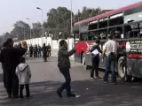 Oficiales de las Fuerzas de Seguridad inspeccionan un autobús, destruido en un atentado, en El Cairo (Egipto). Al menos cinco personas resultaron heridas por la explosión de una bomba al paso de un autobús en el barrio de Ciudad Naser, en el este de El Cairo, cerca de una sede policial y un complejo que alberga varias escuelas.